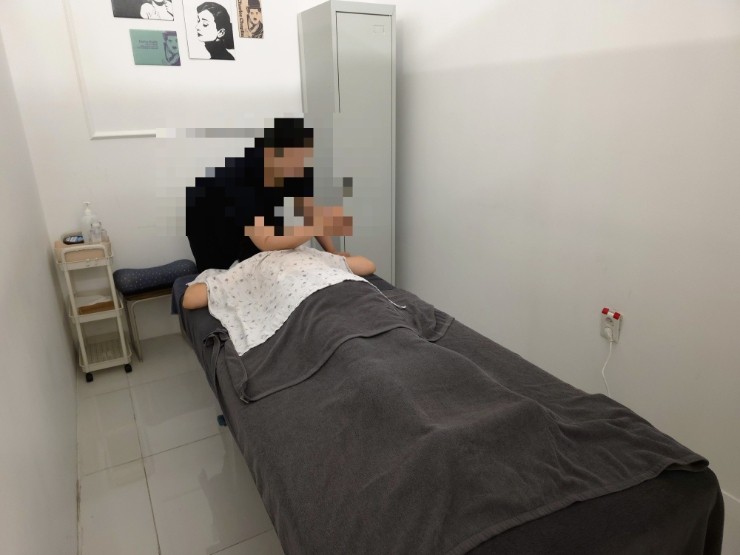 Actual back care session at Gwangalli Therapy with faces obscured